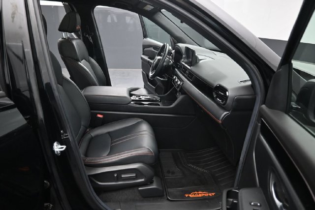Used 2025 Honda Pilot TrailSport image 34