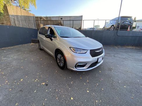 Used 2024 Chrysler Pacifica Limited FWD image 8