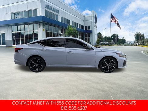 Used 2023 Nissan Altima 2.5 SR w/ SR Premium Package image 3