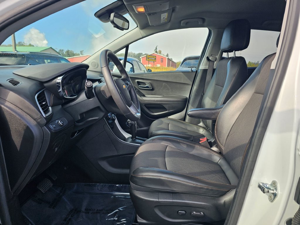 Used 2020 Chevrolet Trax LT w/ LT Convenience Package AWD/4WD image 22