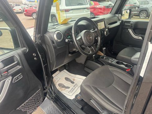 Used 2017 Jeep Wrangler Unlimited Sahara AWD/4WD image 10