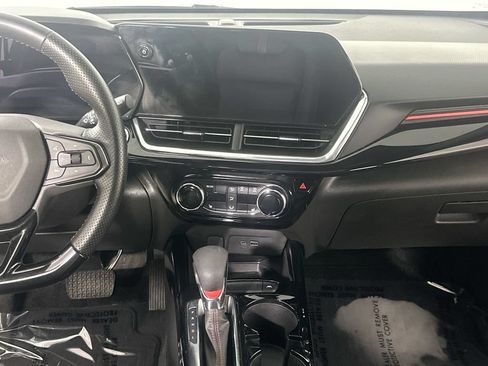 Used 2024 Chevrolet Trax RS w/ Sunroof Package FWD image 18