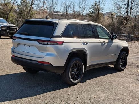 New 2026 Jeep Grand Cherokee Laredo image 3