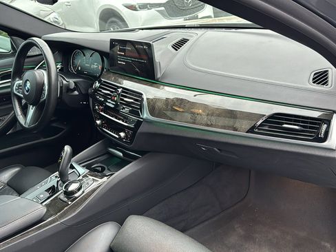Used 2018 BMW M550i xDrive w/ Dynamic Handling Package image 24