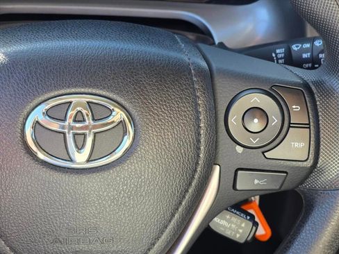 Used 2018 Toyota RAV4 LE FWD image 16
