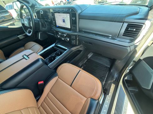 Used 2024 Ford F450 Platinum w/ FX4 Off-Road Package image 32
