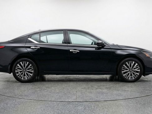 Used 2025 Nissan Altima 2.5 SV FWD image 11