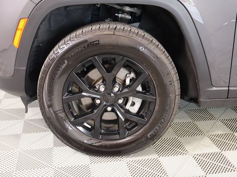 Used 2025 Jeep Grand Cherokee Altitude RWD image 18