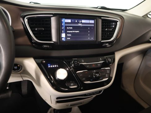 Used 2024 Chrysler Voyager LX FWD image 5