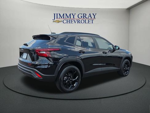 New 2026 Chevrolet Trax LT w/ Midnight Edition FWD image 5
