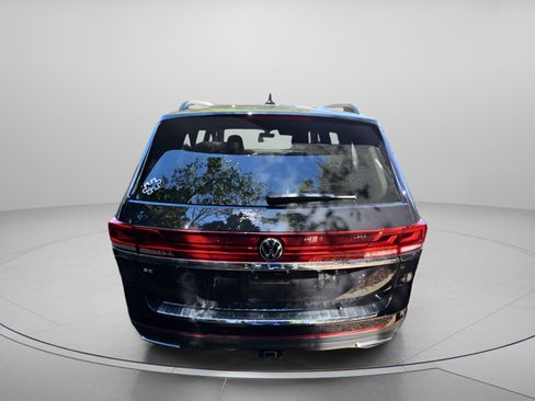 Used 2024 Volkswagen Atlas SE w/ Panoramic Sunroof Package FWD image 2