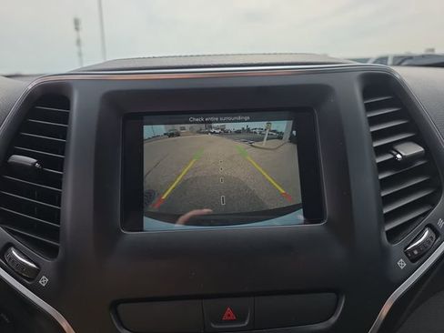Used 2019 Jeep Cherokee Latitude w/ Cold Weather Group FWD image 21