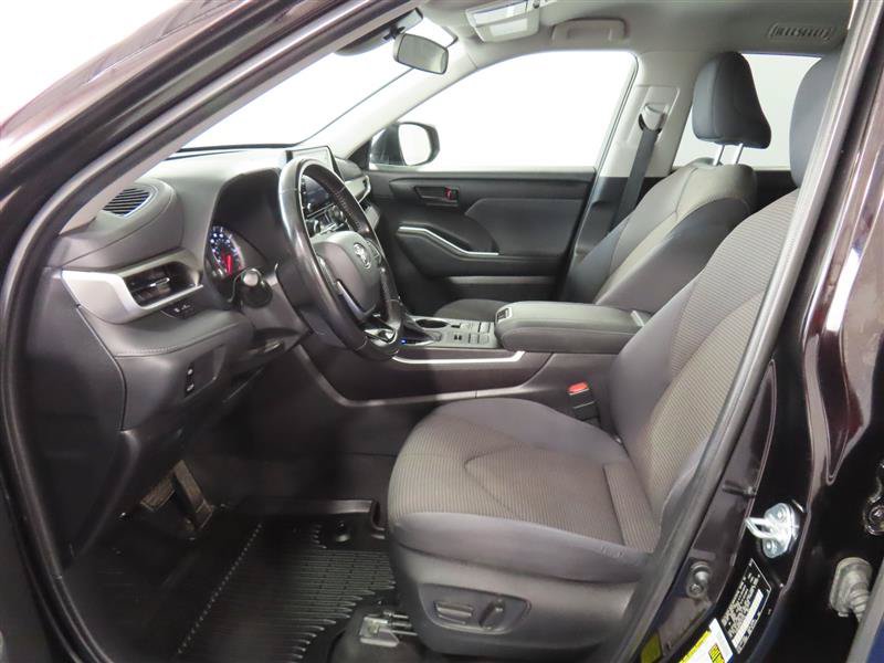 Used 2021 Toyota Highlander LE AWD/4WD image 2