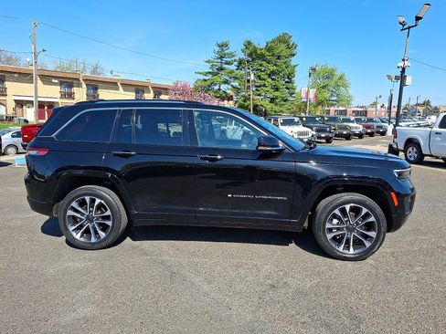 Used 2023 Jeep Grand Cherokee Overland w/ Luxury Tech Group IV AWD/4WD image 7