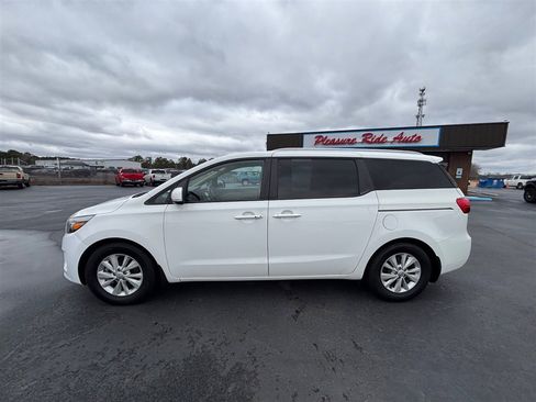 Used 2017 Kia Sedona LX w/ LX Essentials Premium Package image 2