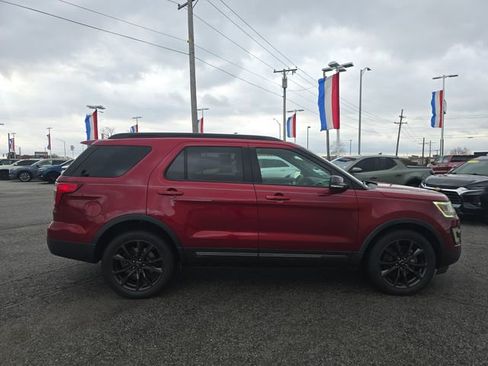 Used 2017 Ford Explorer XLT w/ Equipment Group 202A image 4