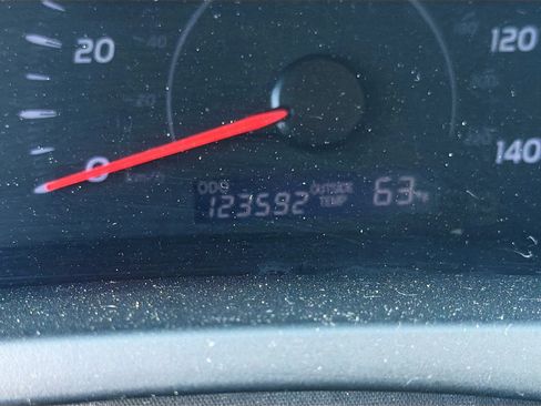 Used 2010 Toyota Camry LE image 34