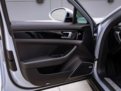 Used 2018 Porsche Panamera 4 image 17