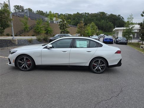 Used 2026 BMW 550e xDrive AWD/4WD image 8
