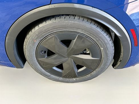 Used 2025 Toyota Prius LE image 11