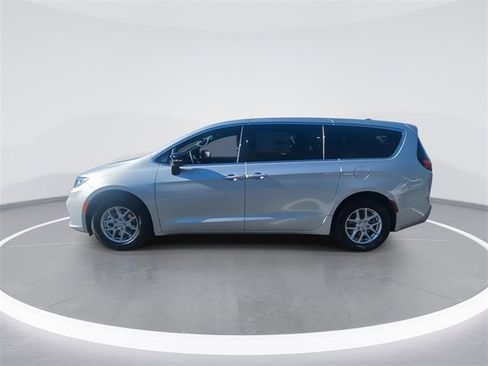 New 2026 Chrysler Pacifica Select image 5