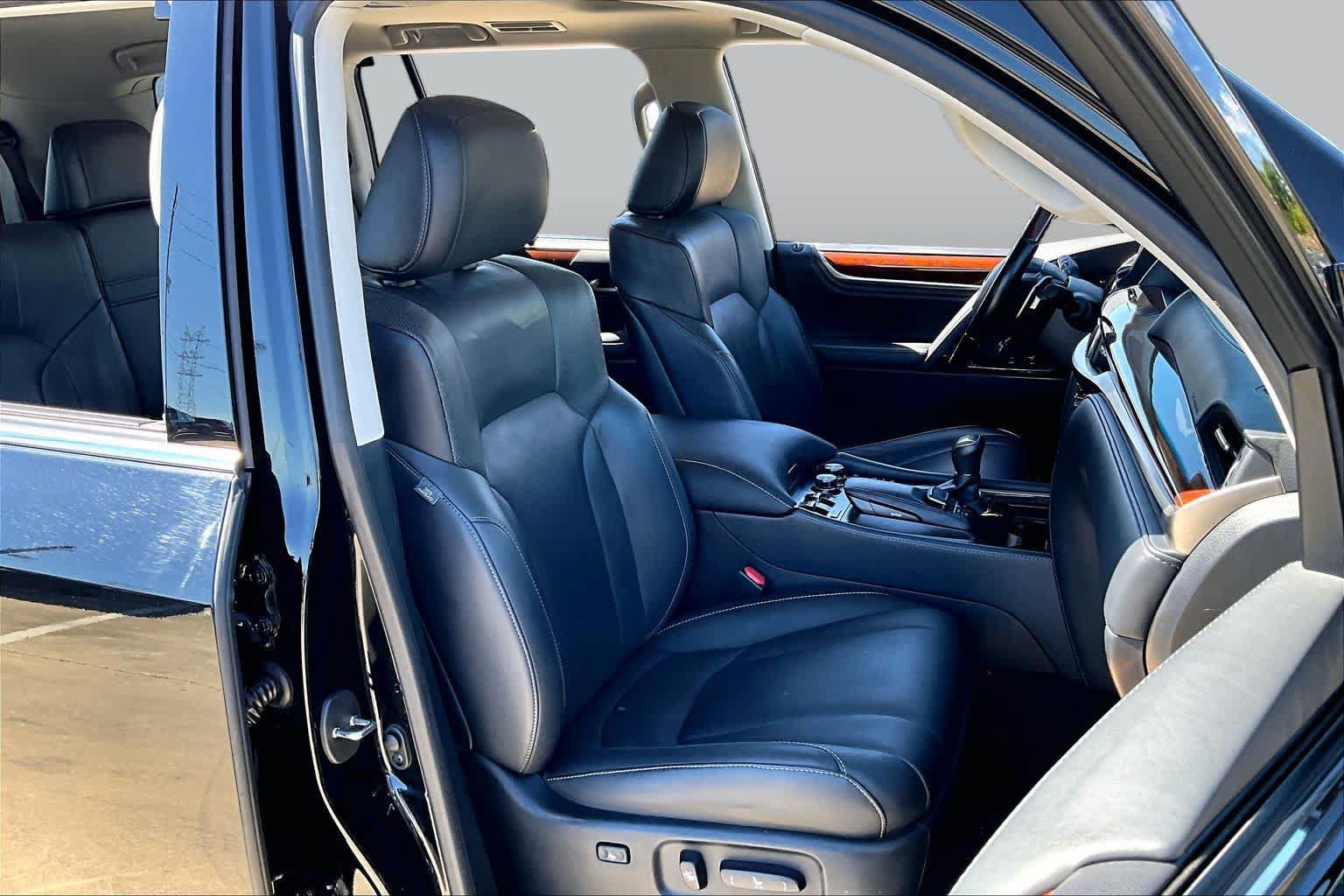 Used 2021 Lexus LX 570 4WD w/ Luxury Package image 9