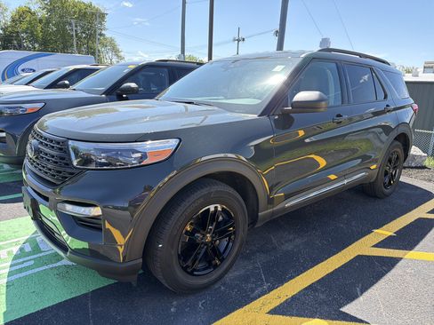 Used 2023 Ford Explorer XLT w/ Equipment Group 202A AWD/4WD image 4