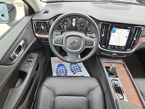 Certified 2022 Volvo S60 B5 Momentum w/ Premium Package image 11