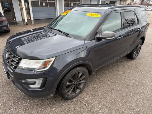 Used 2017 Ford Explorer XLT w/ XLT Appearance Package image 3