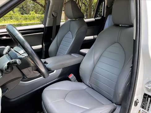 Used 2020 Toyota Highlander XLE FWD image 18