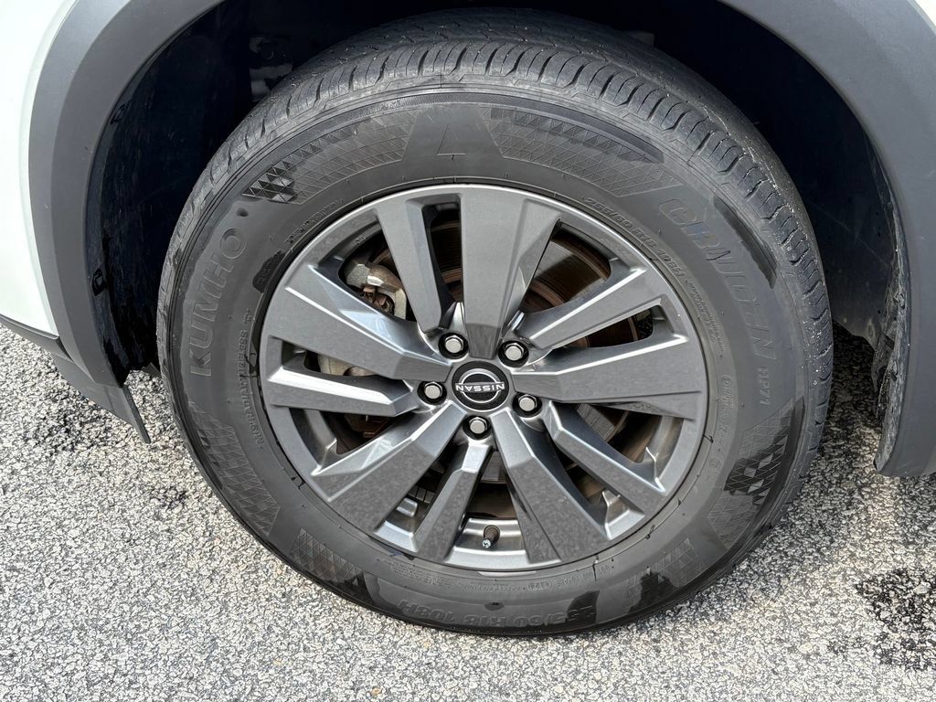 Used 2025 Nissan Pathfinder SV FWD image 31