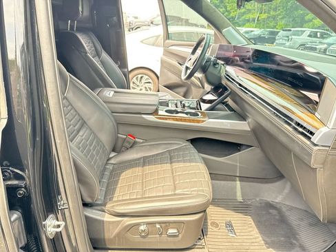 Used 2025 Cadillac Escalade ESV Sport Platinum AWD/4WD image 32