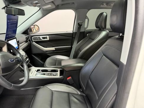 Used 2022 Ford Explorer XLT w/ Equipment Group 202A AWD/4WD image 16