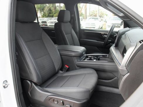 Used 2025 Chevrolet Suburban LS image 38