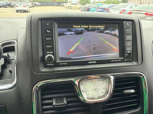 Used 2013 Chrysler Town & Country Touring FWD image 19