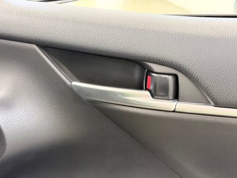 Used 2018 Toyota Camry SE w/ Moonroof Package FWD image 32