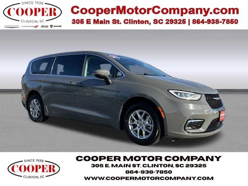 Used 2023 Chrysler Pacifica Touring-L image 1