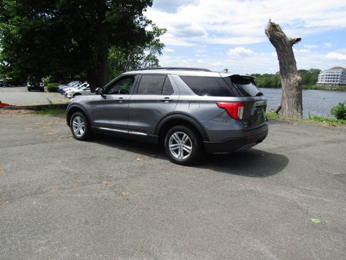 Used 2022 Ford Explorer XLT AWD/4WD image 4