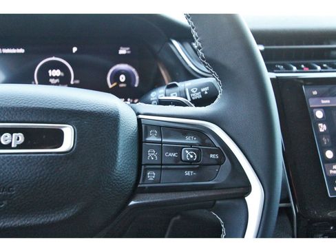 Used 2023 Jeep Grand Cherokee Laredo AWD/4WD image 24