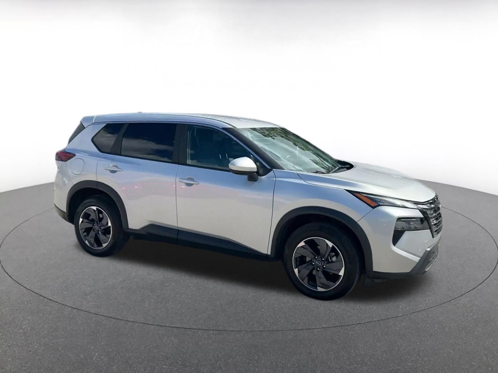 Used 2025 Nissan Rogue SV FWD image 2