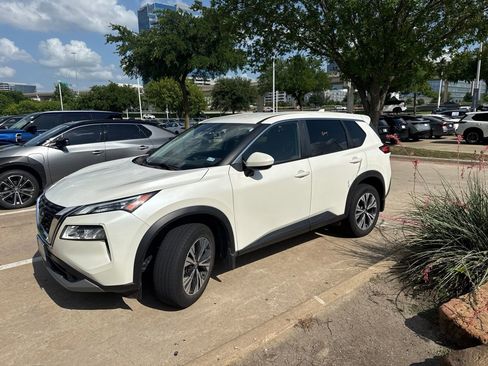 Used 2023 Nissan Rogue SV FWD image 2