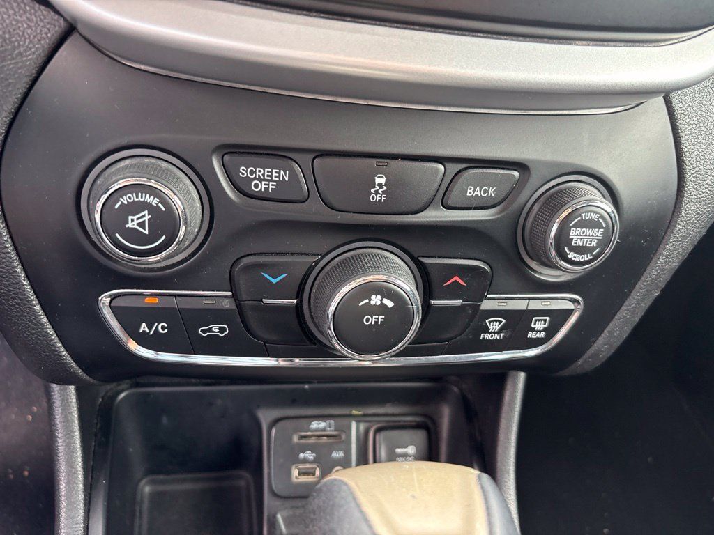 Used 2017 Jeep Cherokee Latitude FWD image 23