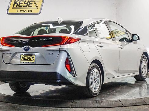 Used 2020 Toyota Prius Prime XLE FWD image 4