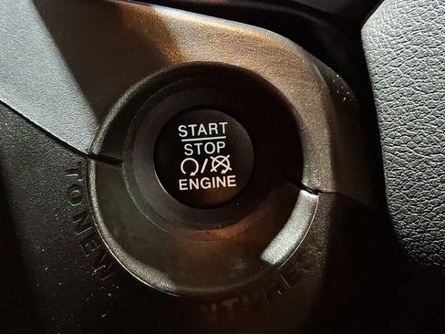 Used 2020 Jeep Renegade Latitude w/ Cold Weather Group image 18