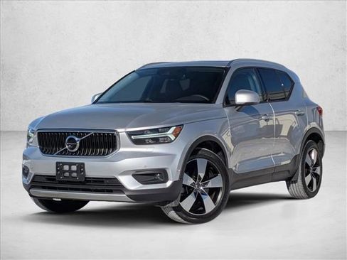 Used 2019 Volvo XC40 T5 Momentum image 1