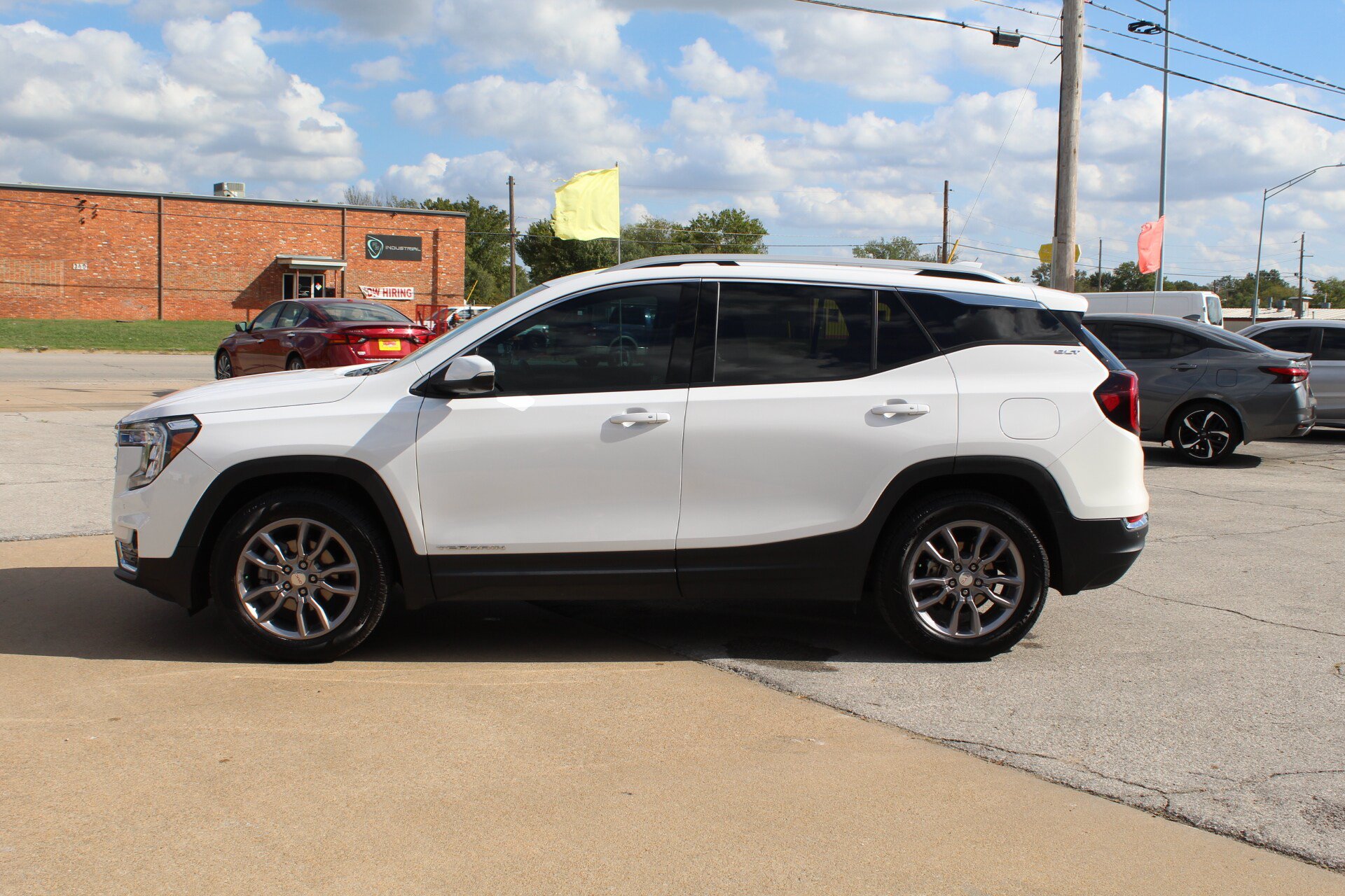 Used 2022 GMC Terrain SLT w/ Tech Package FWD image 9