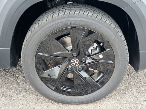 New 2026 Volkswagen Taos SE FWD image 7