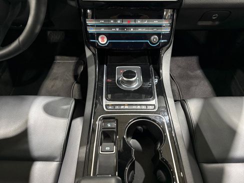 Used 2017 Jaguar XE Premium image 74