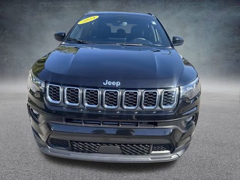 Used 2024 Jeep Compass Latitude image 11