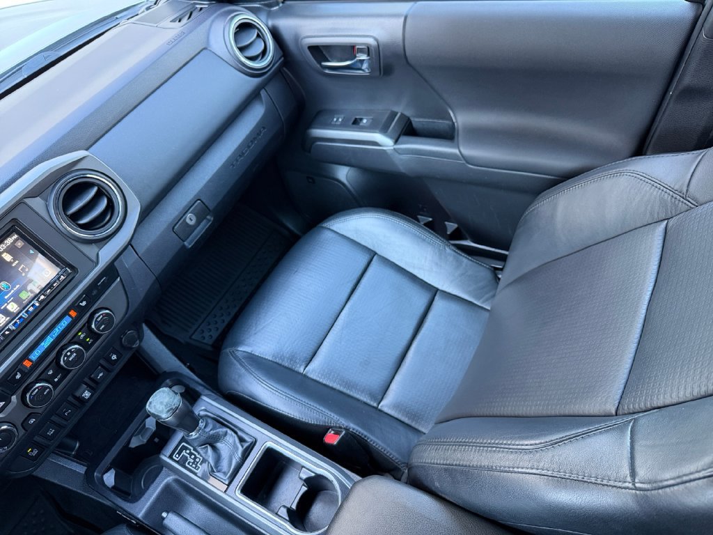 Used 2022 Toyota Tacoma TRD Sport w/ TRD Premium Sport Package AWD/4WD image 17